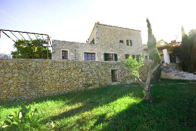 Casa rural reformada en zona tranquila y central