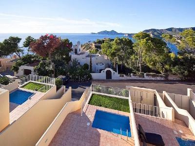 Casa adosada con piscina privada y vistas al mar