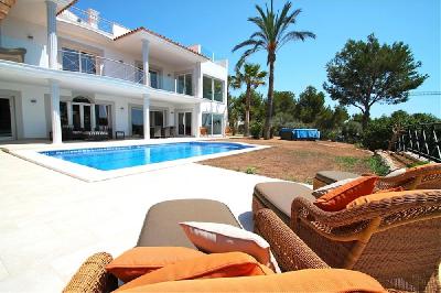 Villa con vistas al mar en ubicación tranquila