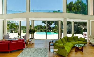Villa moderna con piscina grande