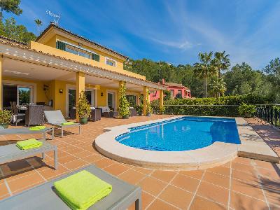 Hermosa casa con gran jardín y piscina en el campo de golf