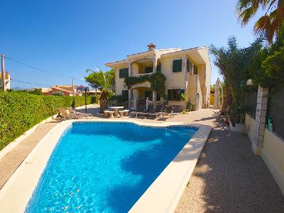 Villa mediterránea con vistas parciales al mar